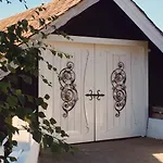 Traditional Timber Farm With Sauna & Wi-fi 펜션 *