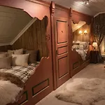 펜션 Traditional Timber Farm With Sauna & Wi-fi