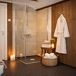 Traditional Timber Farm With Sauna & Wi-fi 펜션 *