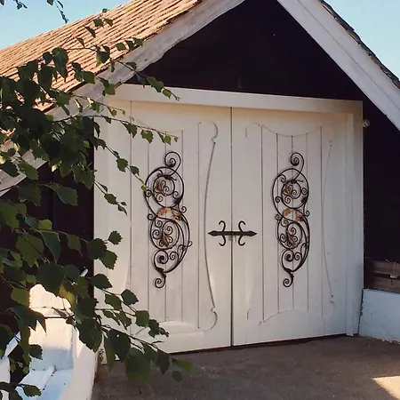 Traditional Timber Farm With Sauna & Wi-fi בית נופש *