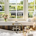 Traditional Timber Farm With Sauna & Wi-fi